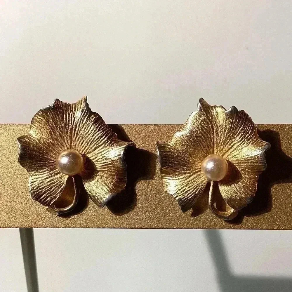 VINTAGE CORO GOLD TONE LEAF EARRINGS FAUX PEARL - Picture 3 of 5